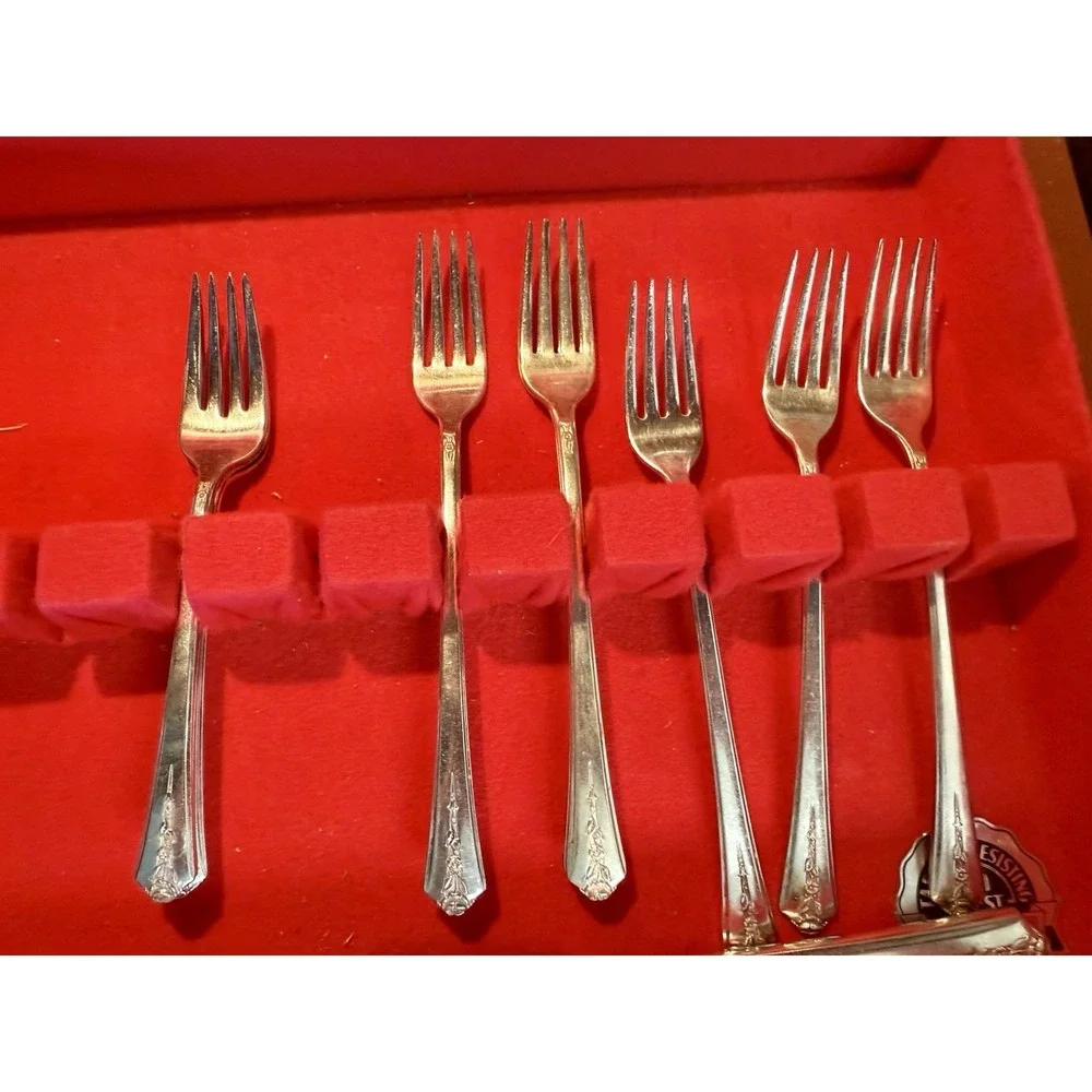 32 Pc 1847 Rogers Bros Silverplate Flatware Set w Chest Vintage IS